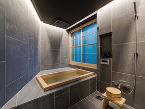 Tradisjonelt hus | Bad | Kombinert dusj/badekar, dype avslapningsbadekar og regndusjhode