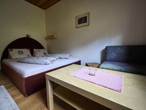 2 bedrooms, desk, Internet