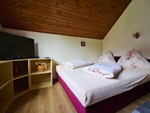 2 slaapkamers, een bureau, internet