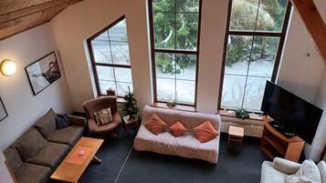 Televisión y chimenea