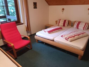 4 室のベッドルーム、デスク、インターネット