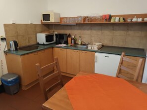 Frigorífico, microondas y utensilios de cocina