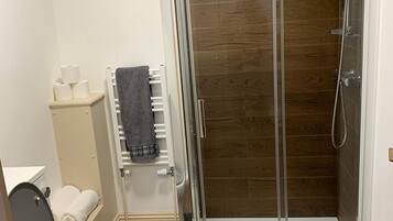 Classic Studio | Bathroom | Shower, hair dryer, towels, toilet paper