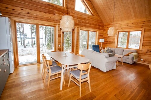 Log cabin by the lake - comfort surrounded by nature!