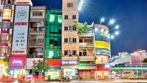 Un edificio a più piani con diverse attività commerciali, tra cui un hotel, un KFC e un complesso residenziale.