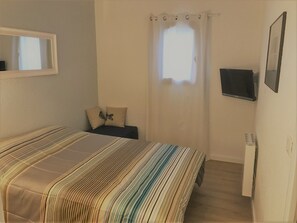 3 chambres, coffres-forts dans les chambres, bureau, lit parapluie