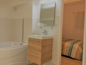 Dusche, Haartrockner, Toilettenpapier