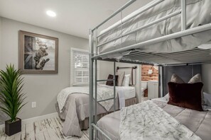 Schreibtisch, Bügeleisen/Bügelbrett, kostenloses WLAN