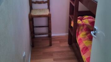 2 quartos, ferros/tábuas de passar roupa, roupa de cama
