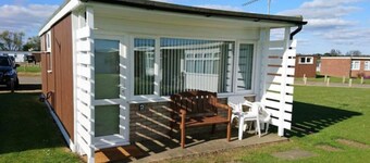 Pet-Friendly Detached 2-Bed Chalet: Near Norfolk Broads & Short Walk to Beach