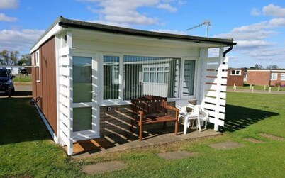 Pet-Friendly Detached 2-Bed Chalet: Near Norfolk Broads & Short Walk to Beach