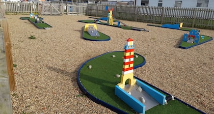 Pet-Friendly Detached 2-Bed Chalet: Near Norfolk Broads & Short Walk to Beach