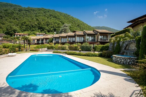 Little terraced house on the green hills above Salò - Blue House