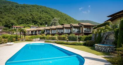 Little terraced house on the green hills above Salò - Blue House