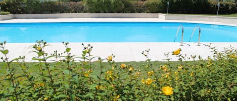 Una piscina al aire libre