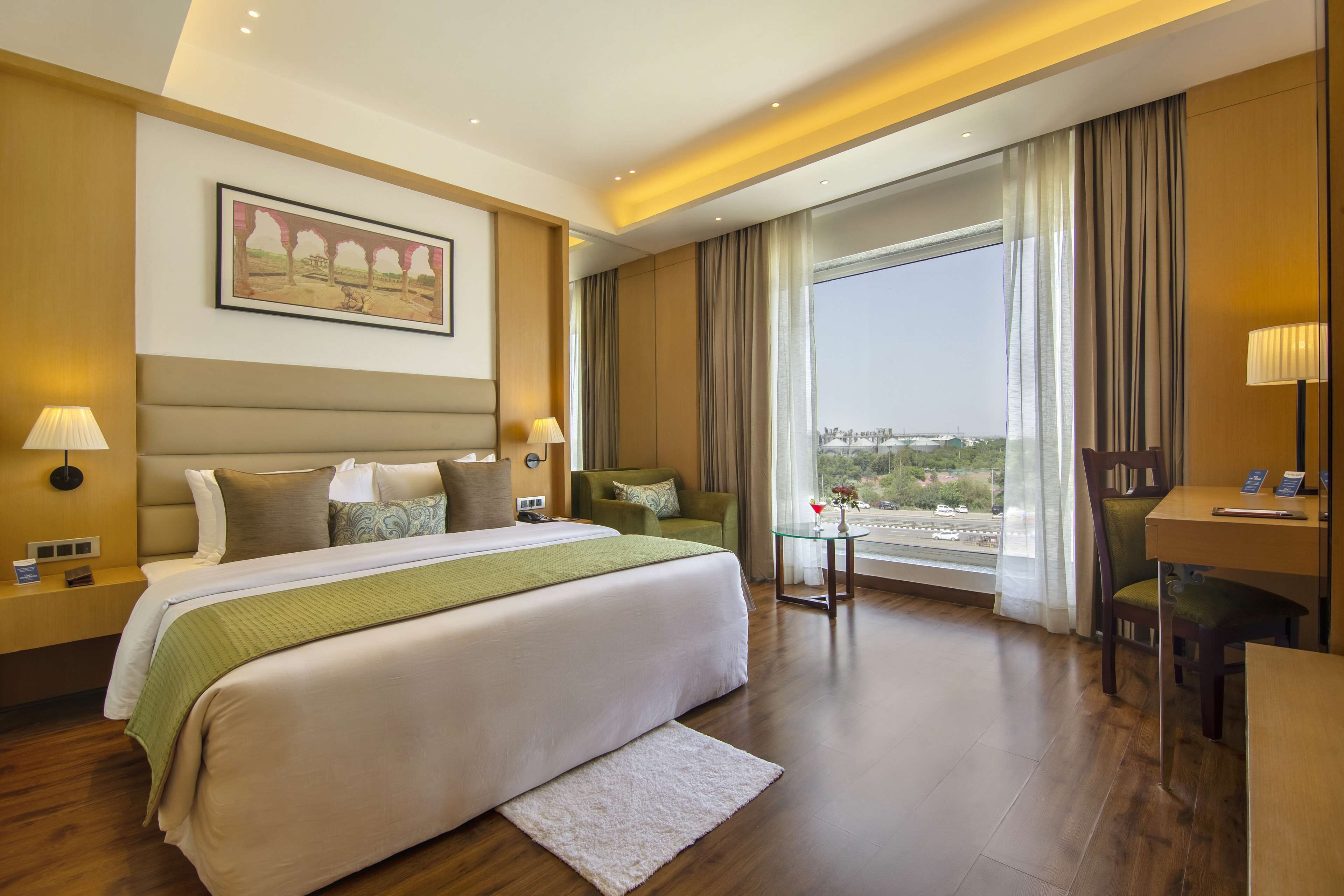 Deluxe Room, 1 King Bed | Minibar, desk, soundproofing, iron/ironing board