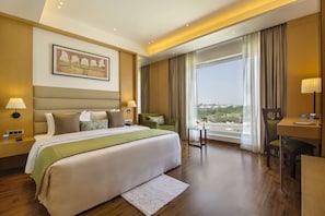 Quarto luxo, 1 cama King | Frigobar, escrivaninha, quartos à prova de som