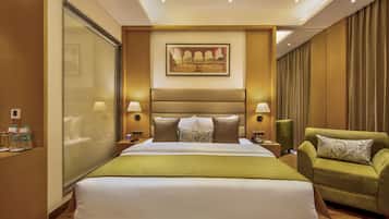 Deluxe Room, 1 King Bed | Minibar, desk, soundproofing, iron/ironing board