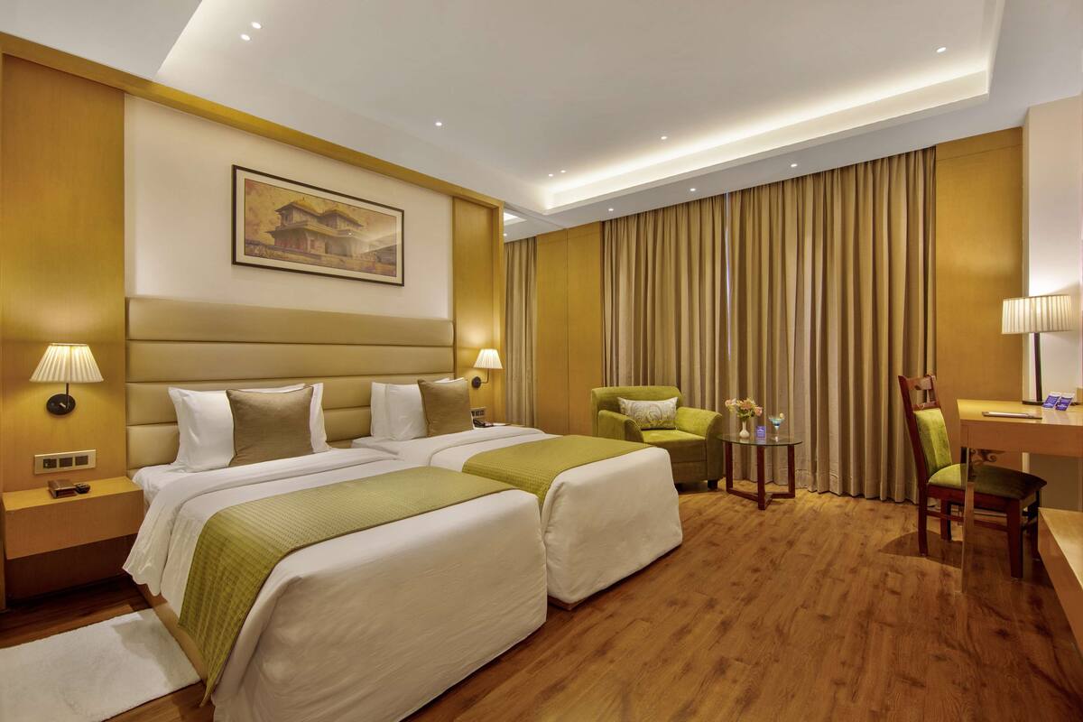 Quarto luxo, 2 camas de solteiro | Frigobar, escrivaninha, quartos à prova de som