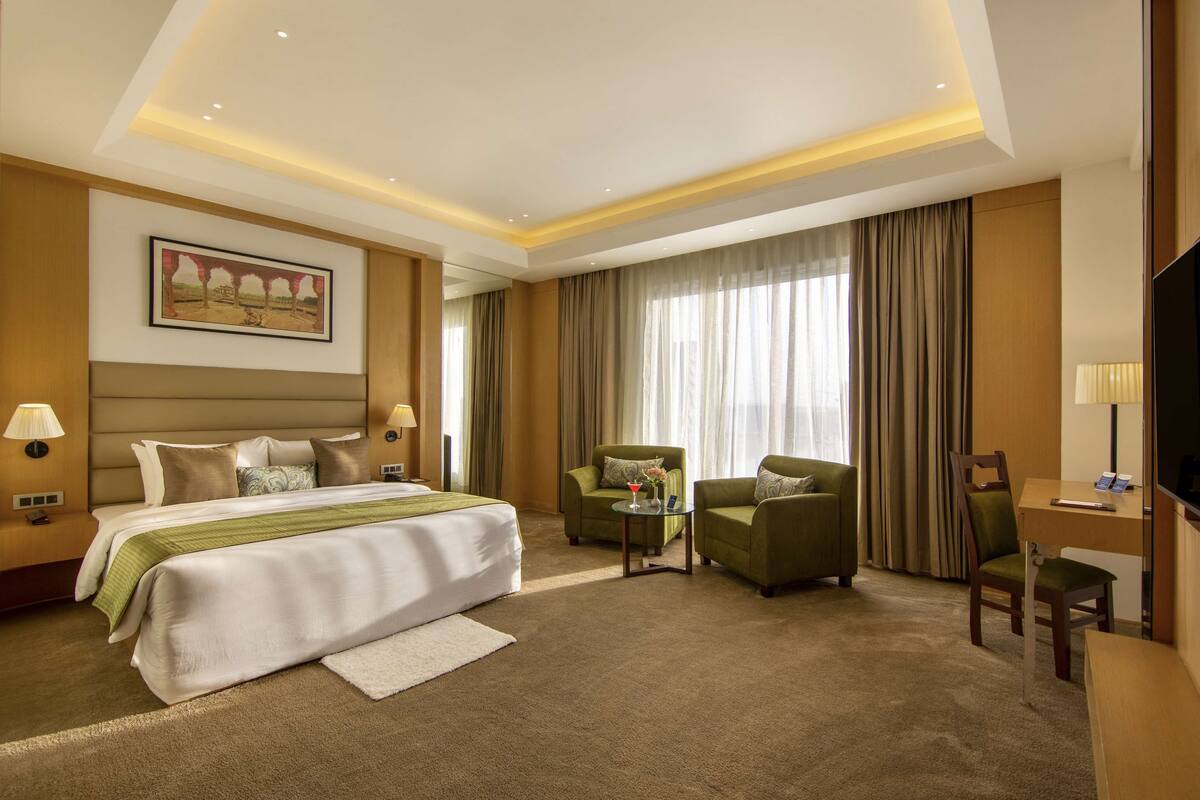 Suíte luxo, 1 cama King | Frigobar, escrivaninha, quartos à prova de som