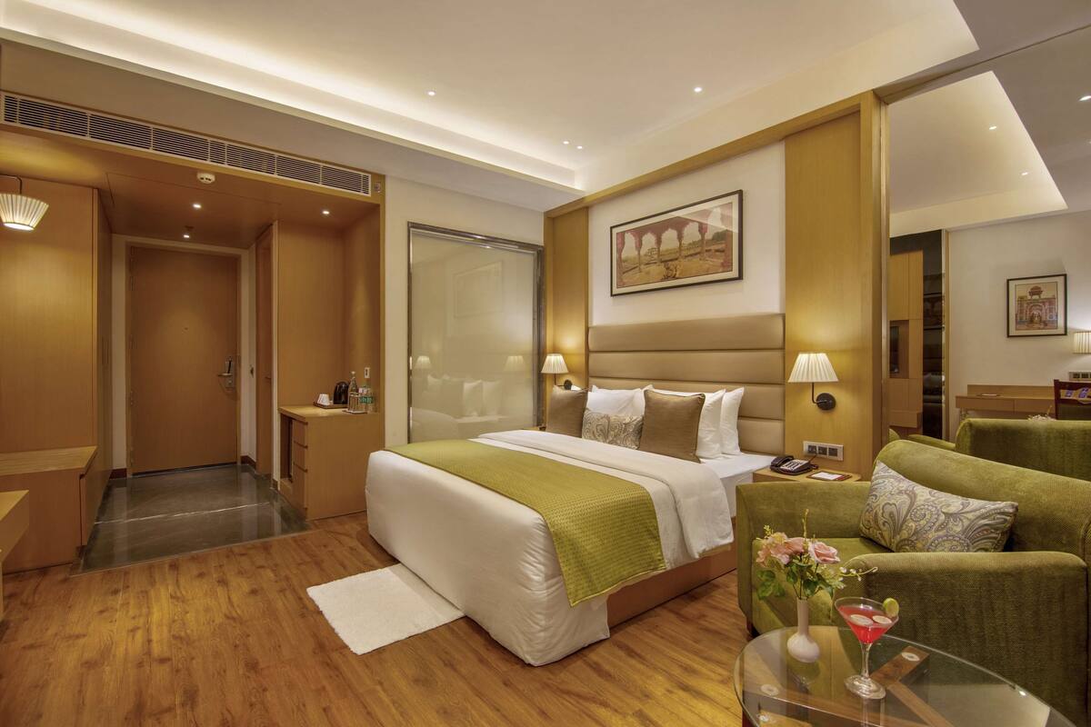 Quarto luxo, 1 cama King | Frigobar, escrivaninha, quartos à prova de som