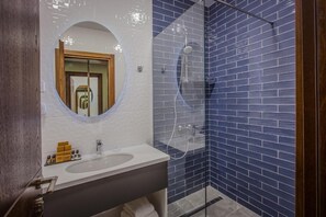 Chuveiro, produtos de toalete grátis, secador de cabelo 