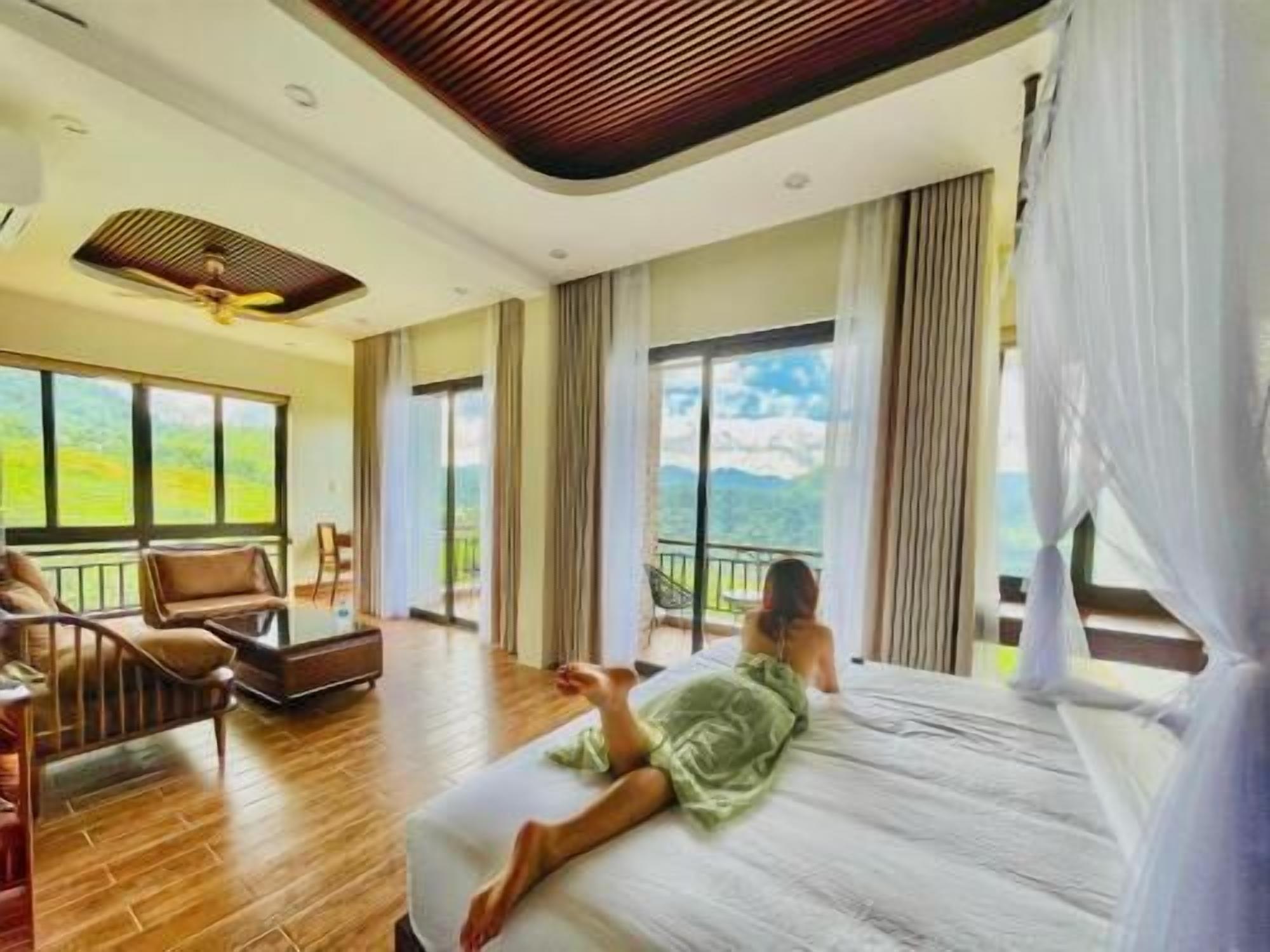 Artículos del minibar gratis y escritorio 