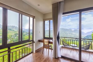 Free minibar items, desk, laptop workspace, blackout curtains - Central Hills Pù Luông Resort (Ba Thuoc)