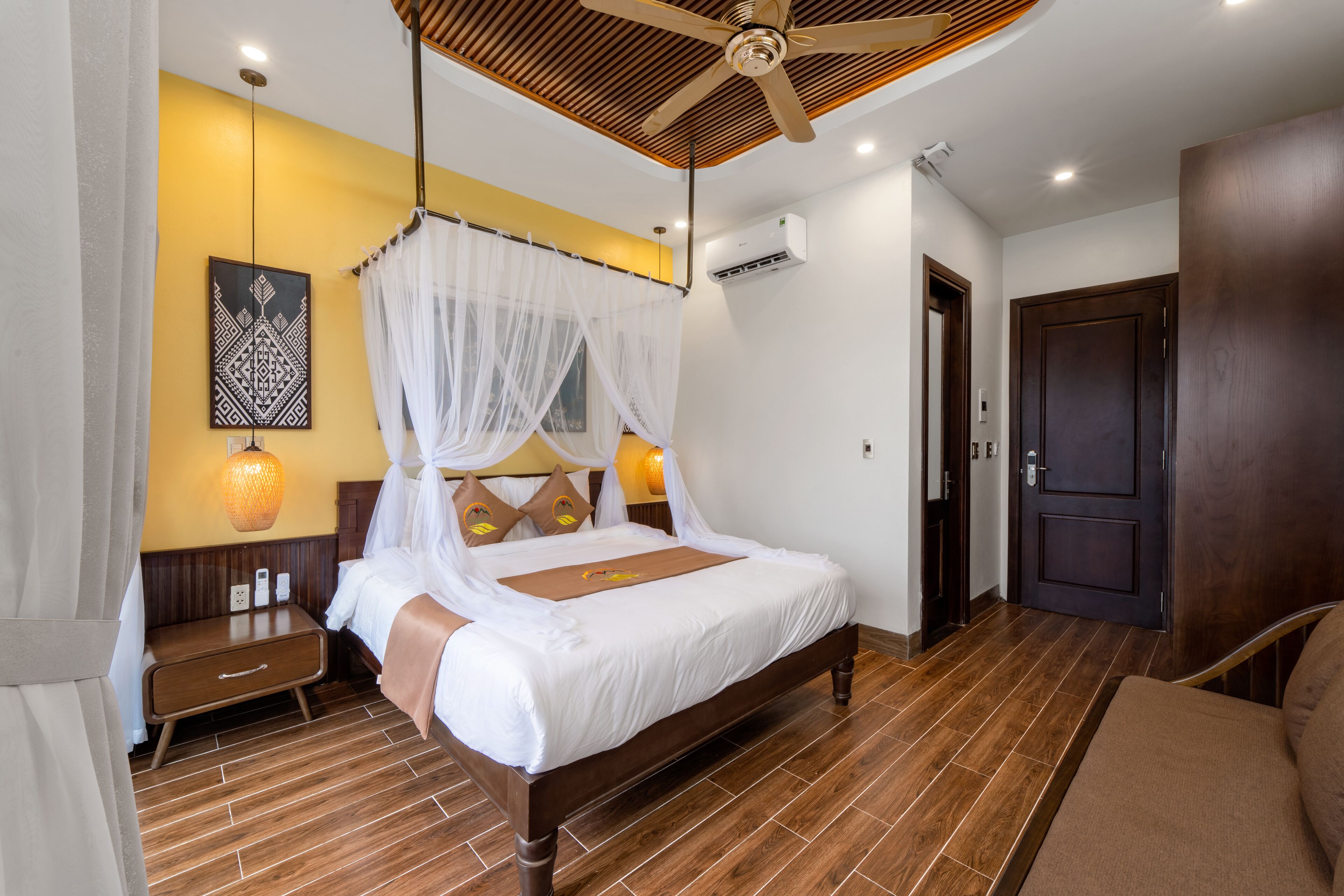Un dormitorio con cama de madera, mesita de noche y un ventilador de techo.