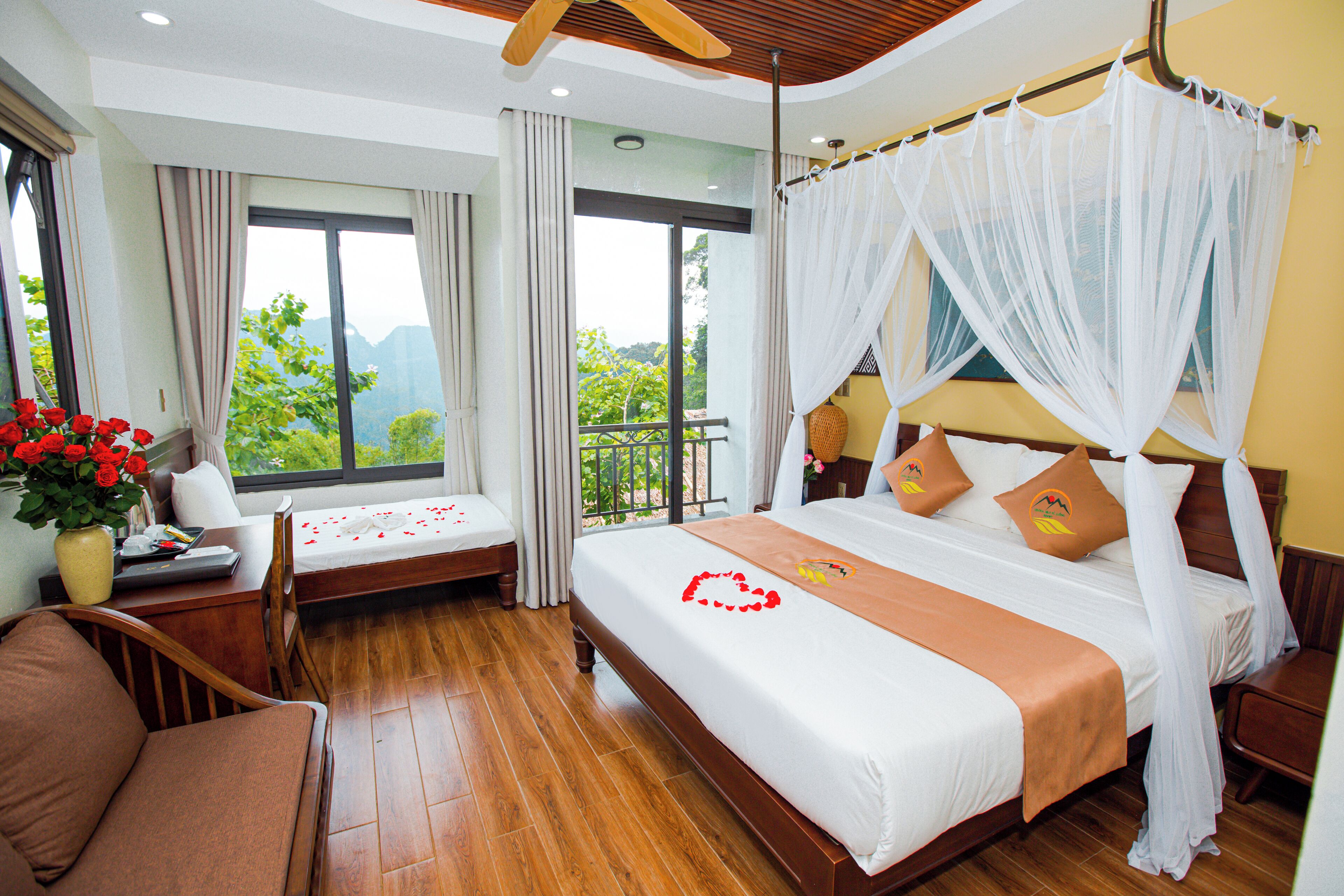 Basic Bungalow, Non Smoking | Free minibar items, desk, laptop workspace, blackout drapes