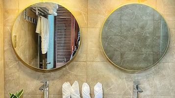 Quarto luxo | Banheiro | Chuveiro, chuveiro com efeito de chuva, produtos de toalete grátis