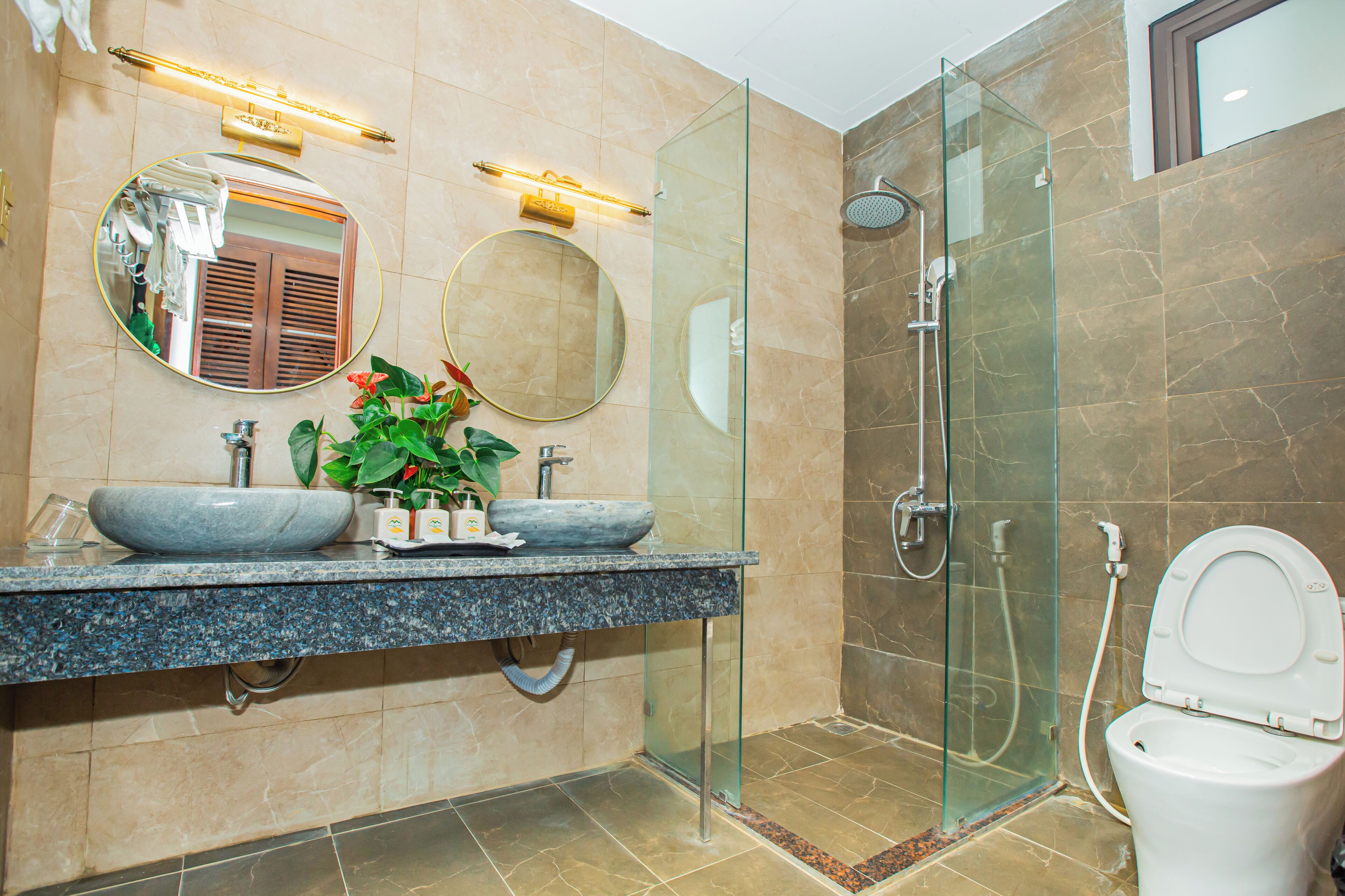 Shower, rainfall showerhead, free toiletries, hair dryer