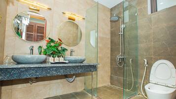 Shower, rainfall showerhead, free toiletries, hair dryer