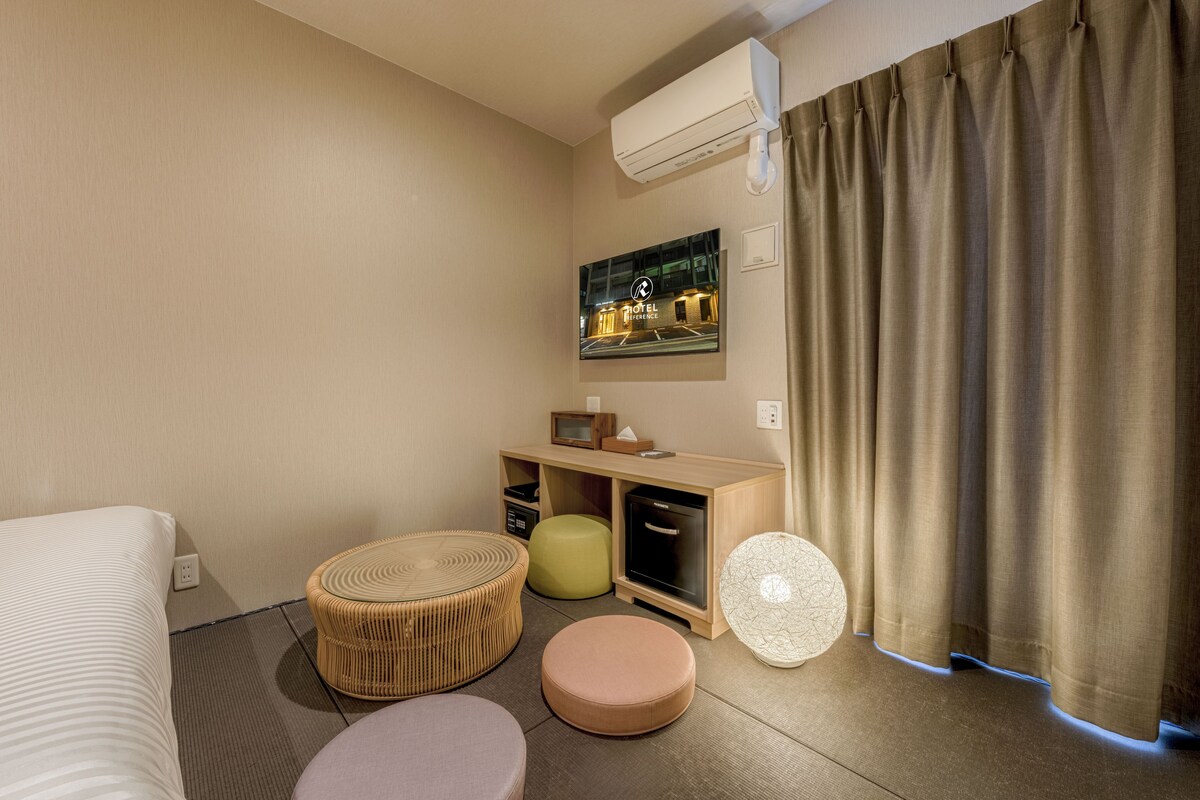 Een kluis op de kamer, een bureau, verduisterende gordijnen, gratis wifi