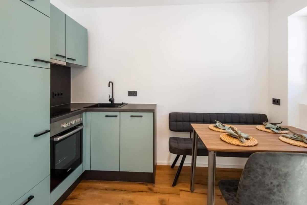 Condo tiện nghi đơn giản, không hút thuốc | Bếp riêng | Tủ lạnh, lò vi sóng, lò nướng, máy rửa bát