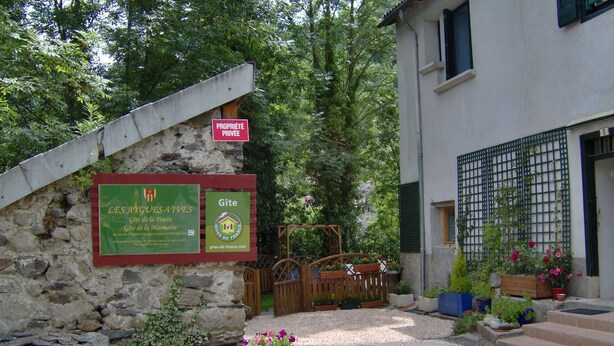 Eine Steinmauer mit Schildern, die privates Eigentum und ein Gite de la France kennzeichnen.