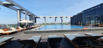 Una piscina al aire libre (de 09:00 a 21:00), tumbonas