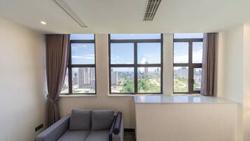 Suite, 1 habitación | Caja de seguridad en la habitación, escritorio y wifi gratis