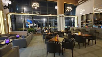 Bar en bord de piscine