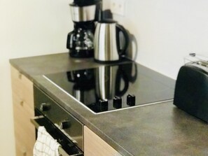 Refrigerador, microondas, horno y cafetera y tetera 