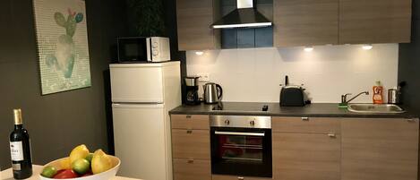 Kühlschrank, Mikrowelle, Ofen, Wasserkocher mit Kaffee-/Teezubehör