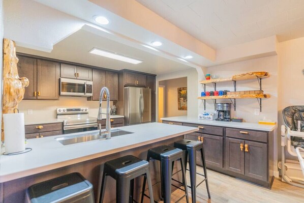 Refrigerador, microondas, horno, placa de cocina