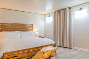 4 bedrooms, desk, iron/ironing board, free WiFi