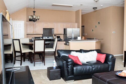 5 mins from the AT&T Stadium