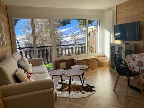 Spacious renovated studio near slopes with balcony, WiFi included, for 4 people in Pra Loup