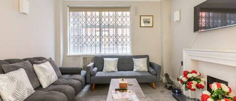 Fernseher, Bücher, Stereoanlage