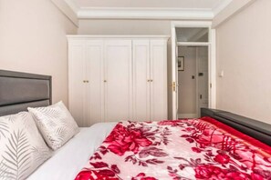 1 slaapkamer, een bureau, een strijkplank/strijkijzer, gratis wifi