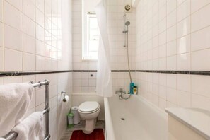 Hair dryer, towels, soap, shampoo - Lovely Mayfair London Flat (London)