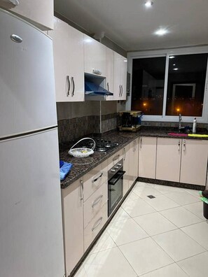 Jääkaappi, uuni, liesi