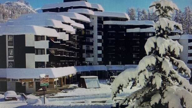 A multi-story building with a modern architectural design, featuring balconies and a snow-covered landscape. - Superb 32 m2 apartment with GARAGE and slope view (VARS)